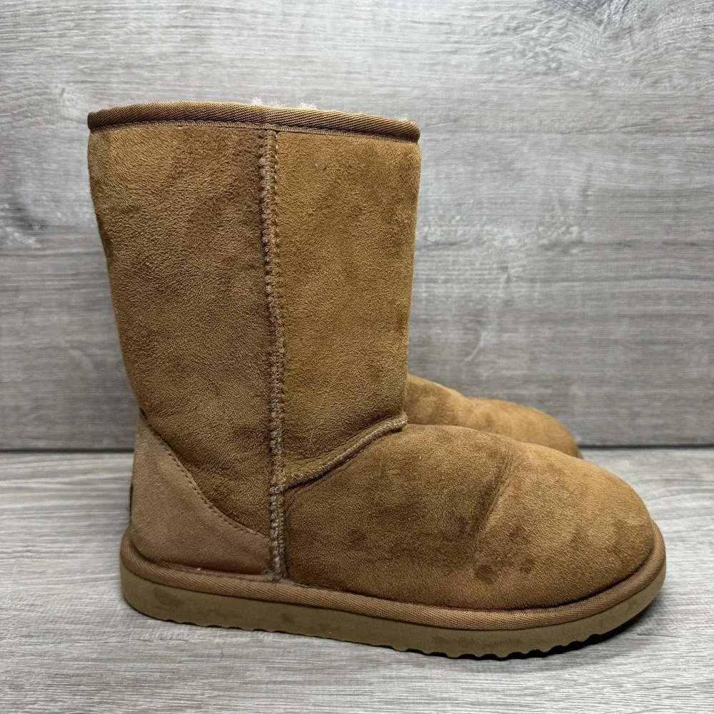 UGG Classic Short Boots Women Size 7 Chestnut Suede Sheepskin Lined 5825